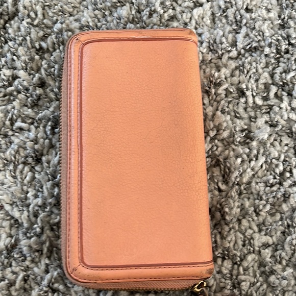 Tory Burch wallet color is peach ๐ - Picture 3 of 6